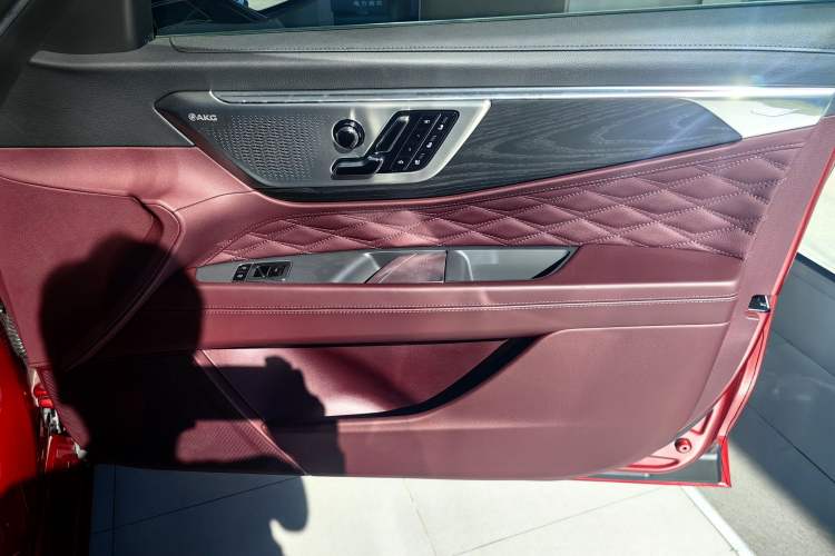 Used Cadillac CT6 2023 28T Platinum Edition Interior 8