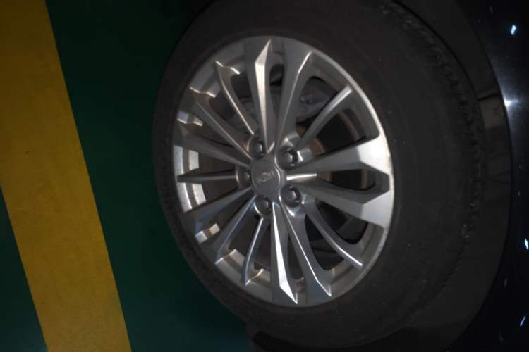 Used Cadillac CT6 2016 28T Fashion Edition Right Front Wheel Hub
