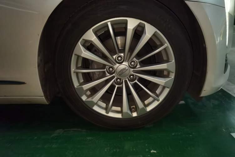 Used Cadillac CT6 2016 28T Luxury Model Right Front Wheel Hub