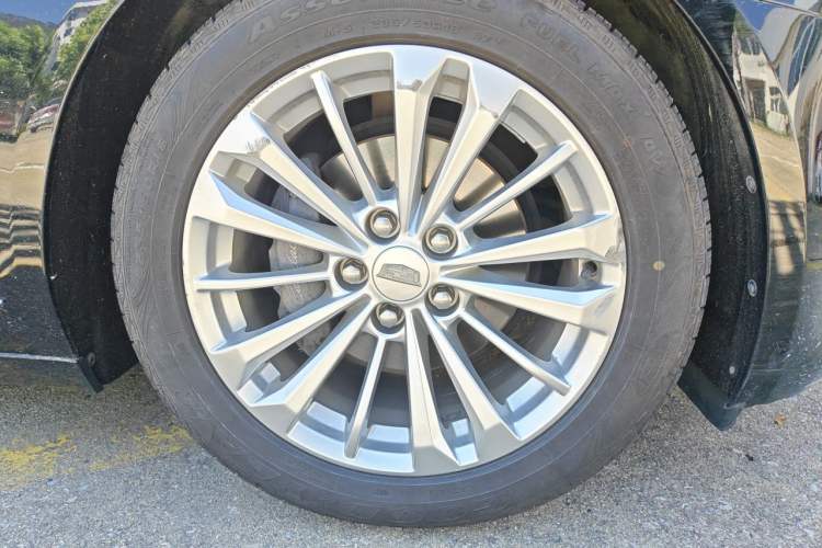 Used Cadillac CT6 2017 28T Luxury Model Right Front Wheel Hub