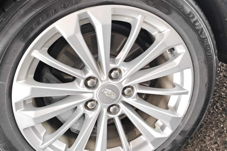 Used Cadillac CT6 2017 28T Fashion Edition Right Front Wheel Hub