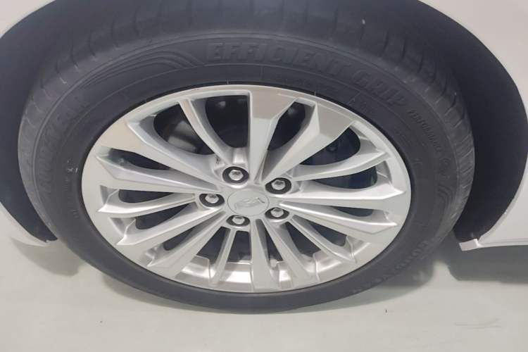 Used Cadillac CT6 2017 28T Elite Model Left Front Wheel Hub