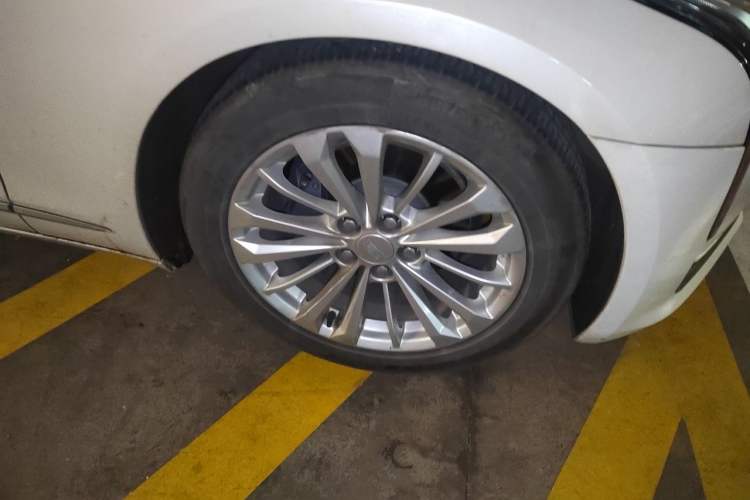 Used Cadillac CT6 2017 28T Fashion Edition Right Front Wheel Hub