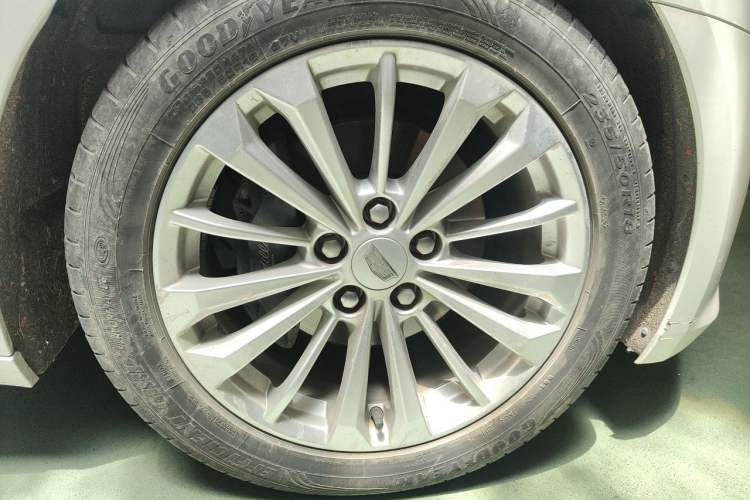 Used Cadillac CT6 2017 28T Luxury Model Right Front Wheel Hub