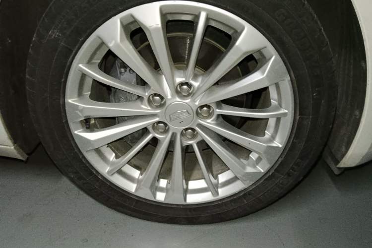 Used Cadillac CT6 2017 28T Luxury Model Right Front Wheel Hub