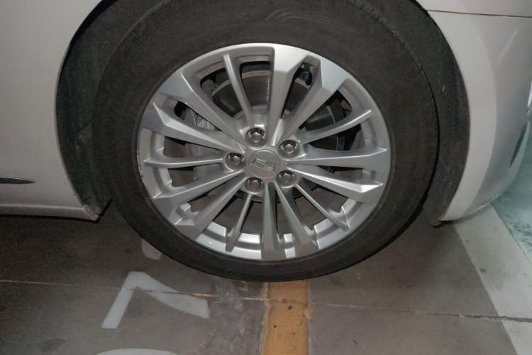 Used Cadillac CT6 2017 28T Fashion Edition Right Front Wheel Hub