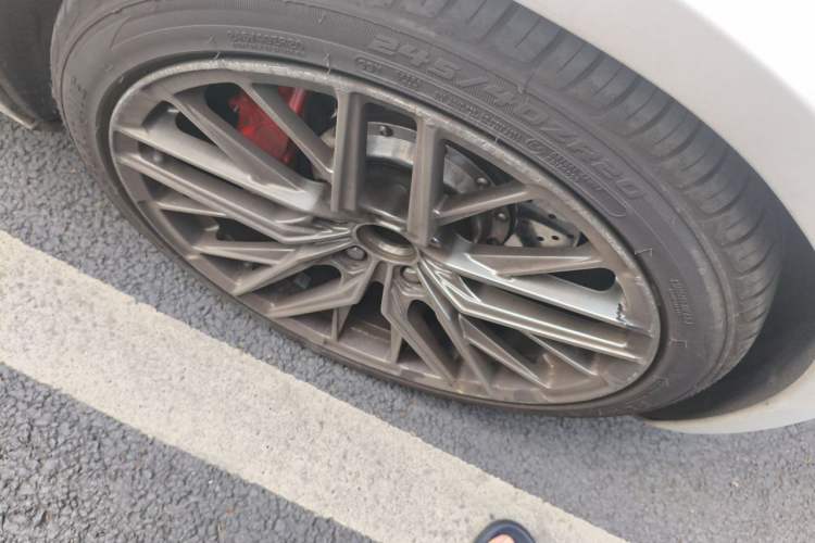 Used Cadillac CT6 2017 28T Luxury Model Right Front Wheel Hub