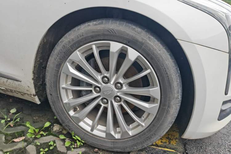 Used Cadillac CT6 2017 28T Fashion Edition Right Front Wheel Hub