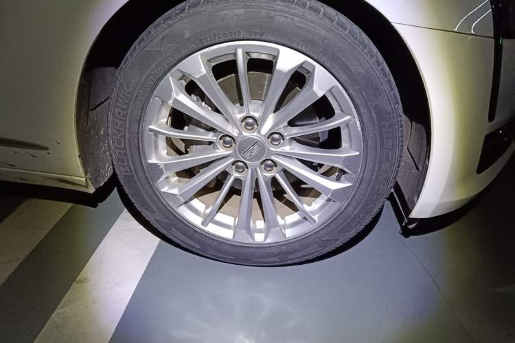 Used Cadillac CT6 2017 28T Fashion Edition Right Front Wheel Hub