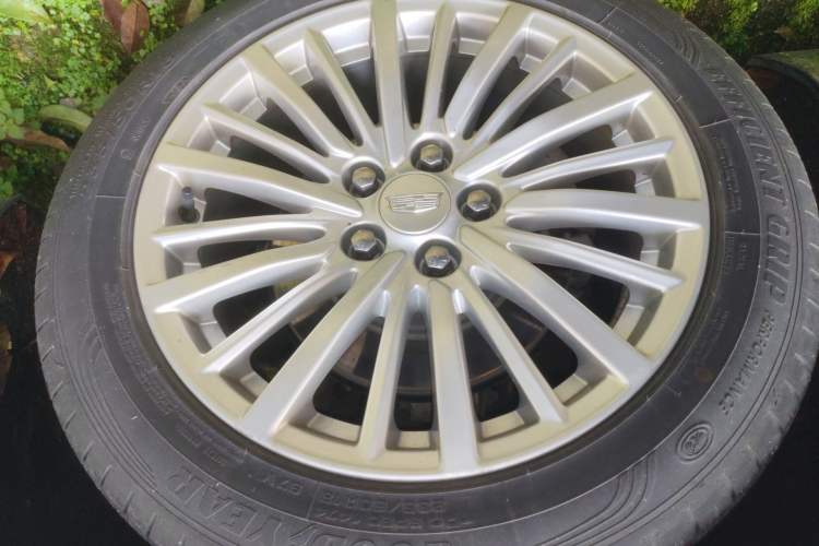 Used Cadillac CT6 2019 28T Fashion Edition Right Front Wheel Hub