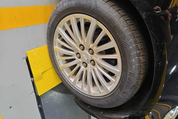 Used Cadillac CT6 2019 28T Fashion Edition Right Front Wheel Hub