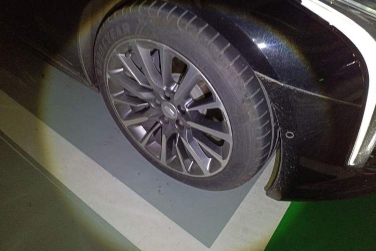 Used Cadillac CT6 2019 28T Leading Sport Model Right Front Wheel Hub
