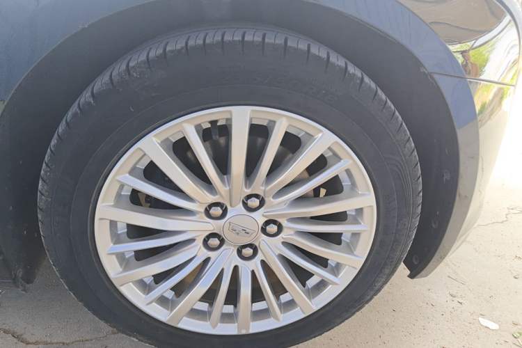 Used Cadillac CT6 2021 28T Elite Edition Right Front Wheel Hub