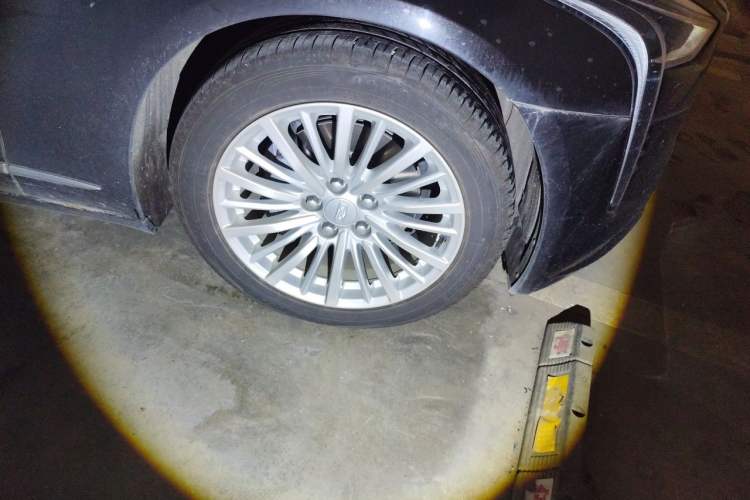 Used Cadillac CT6 2021 28T Elite Edition Right Front Wheel Hub