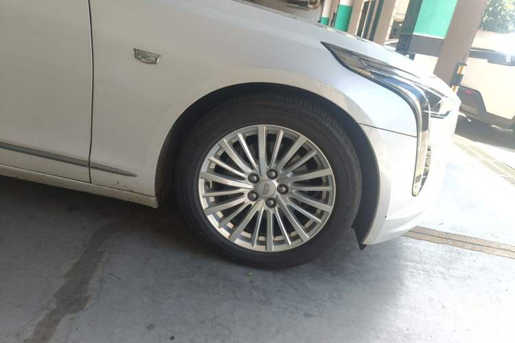 Used Cadillac CT6 2021 28T Elite Edition Right Front Wheel Hub