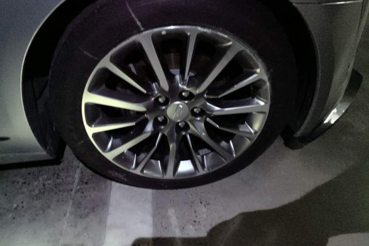 Used Cadillac CT6 2022 28T Prestige Edition Right Front Wheel Hub