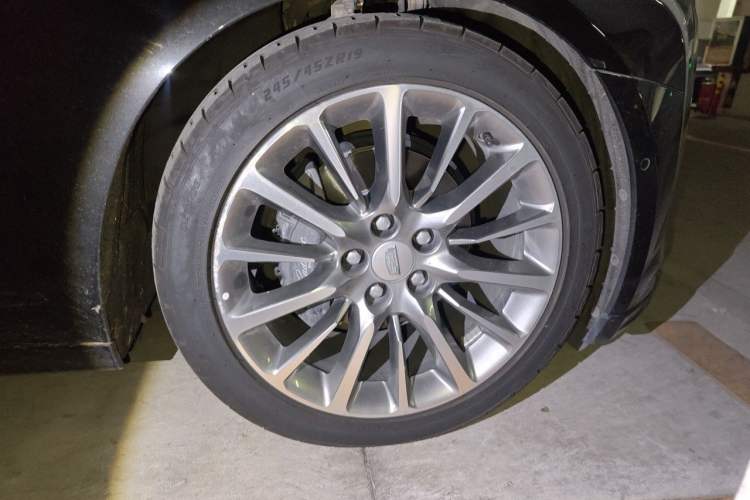Used Cadillac CT6 2022 28T Prestige Edition Right Front Wheel Hub