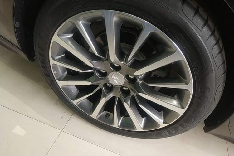 Used Cadillac CT6 2022 28T Platinum Edition Right Rear Wheel Hub
