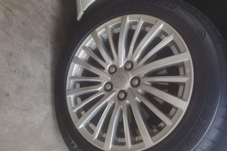 Used Cadillac CT6 2022 28T Luxury Edition Right Front Wheel Hub