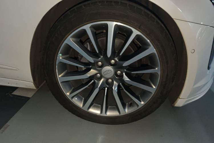 Used Cadillac CT6 2022 28T Prestige Edition Right Front Wheel Hub