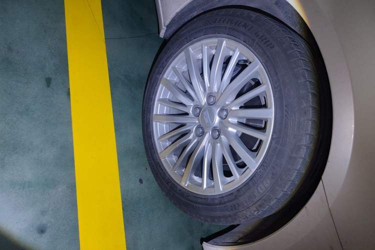 Used Cadillac CT6 2022 28T Luxury Edition Right Front Wheel Hub