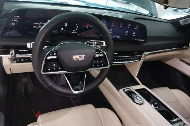 Used Cadillac CT6 2023 28T Luxury Version Center Console