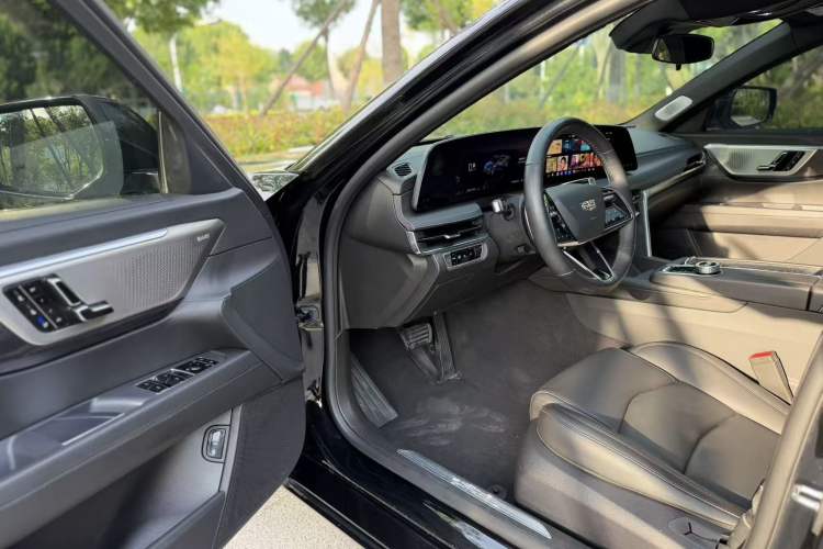 Used Cadillac CT6 2023 28T Luxury Version Left Front Seat