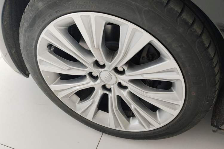 Used Cadillac CT6 2023 28T Platinum Edition Left Front Wheel Hub