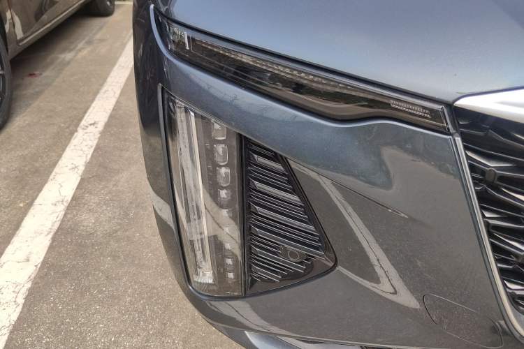 Used Cadillac CT6 2023 28T Luxury Version Right Front Headlight
