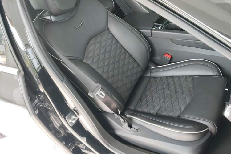 Used Cadillac CT6 2023 28T Platinum Edition Right Front Seat