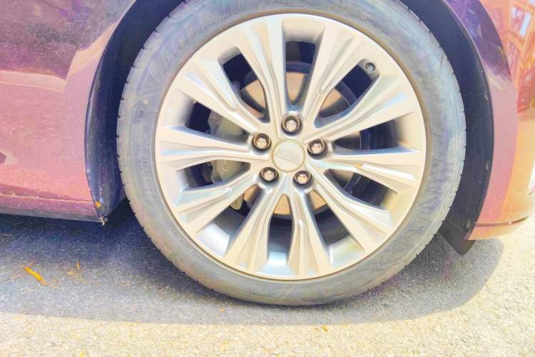 Used Cadillac CT6 2023 28T Platinum Edition Right Front Wheel Hub