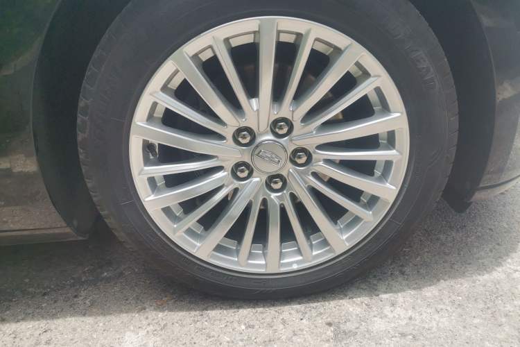 Used Cadillac CT6 2023 28T Fashion Edition Right Front Wheel Hub