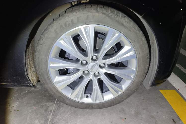 Used Cadillac CT6 2023 28T Prestige Model Right Front Wheel Hub
