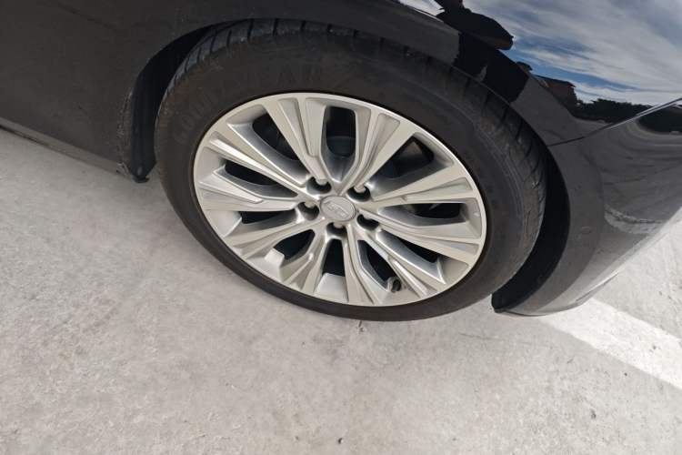 Used Cadillac CT6 2023 28T Platinum Edition Right Front Wheel Hub