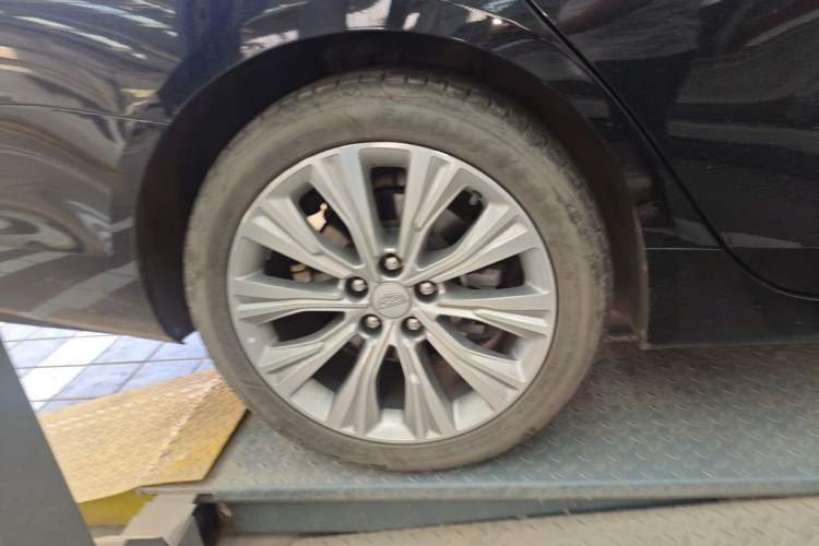Used Cadillac CT6 2023 28T Platinum Edition Right Rear Wheel Hub