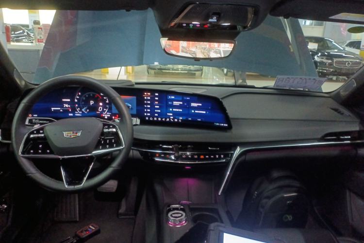 Used Cadillac CT6 2023 28T Platinum Edition Center Console