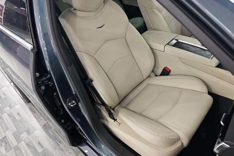 Used Cadillac CT6 2023 28T Luxury Version Right Front Seat