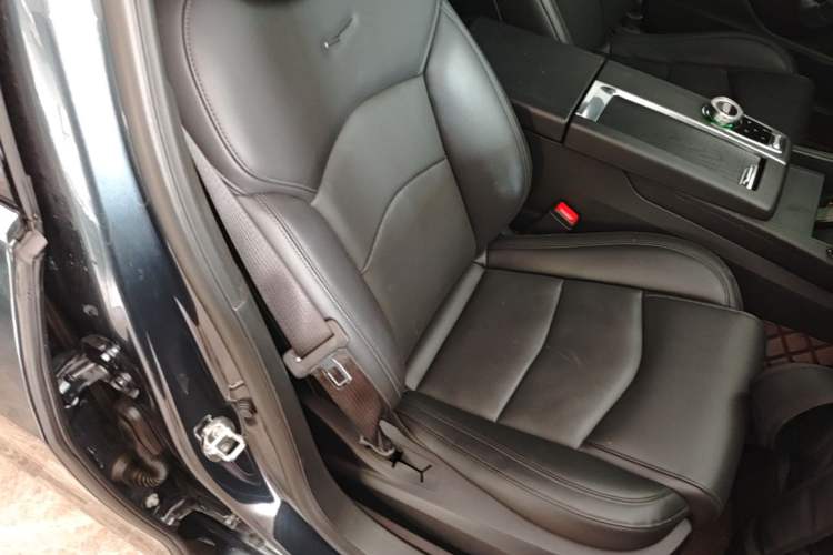 Used Cadillac CT6 2023 28T Luxury Version Right Front Seat