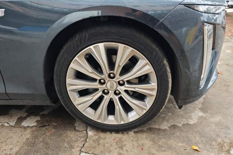 Used Cadillac CT6 2023 28T Luxury Version Right Front Wheel Hub