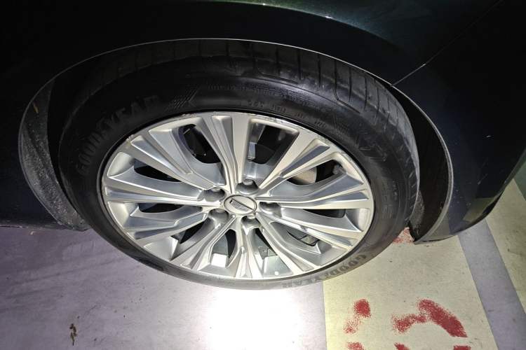 Used Cadillac CT6 2023 28T Prestige Model Right Front Wheel Hub