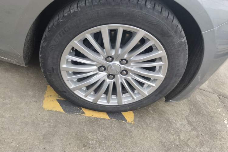 Used Cadillac CT6 2023 28T Fashion Edition Right Front Wheel Hub