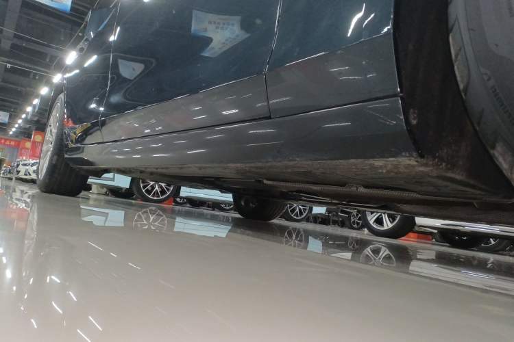 Used Cadillac CT6 2023 28T Platinum Edition Right Side Sill