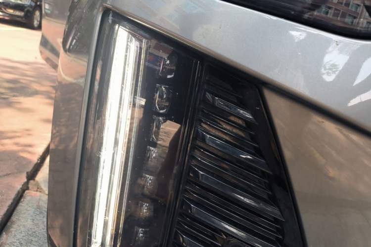 Used Cadillac CT6 2023 28T Luxury Version Right Front Headlight