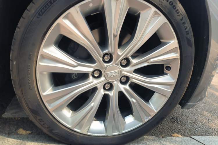 Used Cadillac CT6 2023 28T Luxury Version Right Front Wheel Hub