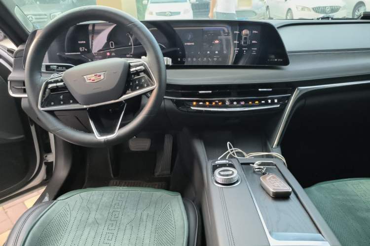 Used Cadillac CT6 2023 28T Luxury Version Center Console