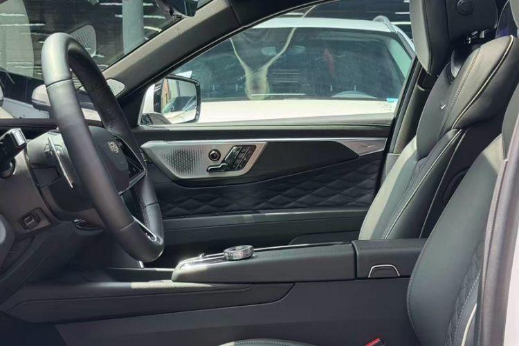 Used Cadillac CT6 2023 28T Platinum Edition Interior 4