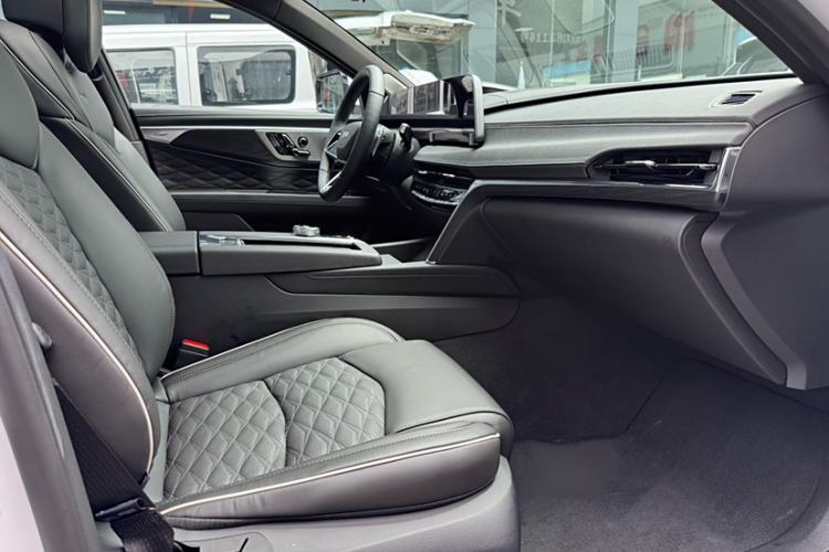 Used Cadillac CT6 2023 28T Platinum Edition Interior 7