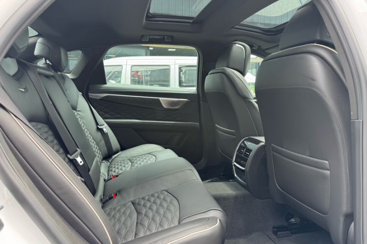 Used Cadillac CT6 2023 28T Platinum Edition Interior 8