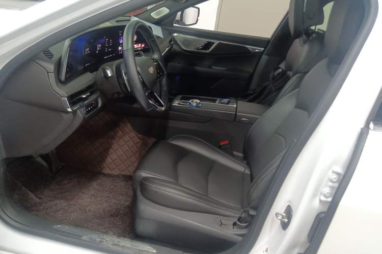Used Cadillac CT6 2023 28T Luxury Version Left Front Seat