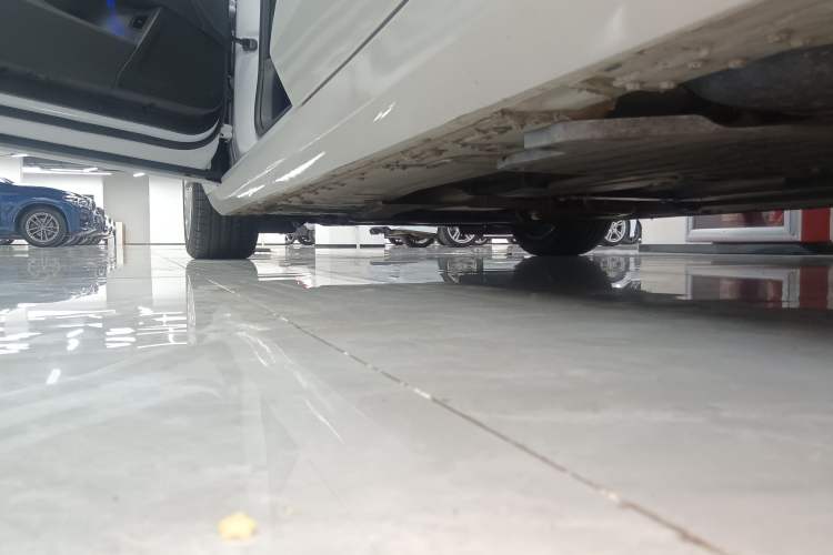 Used Cadillac CT6 2023 28T Luxury Version Left Side Sill